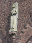 905588 Afbeelding van het natuurstenen heiligenbeeld van Gerardus Majella aan de voorgevel van de St.-Gerardus ...